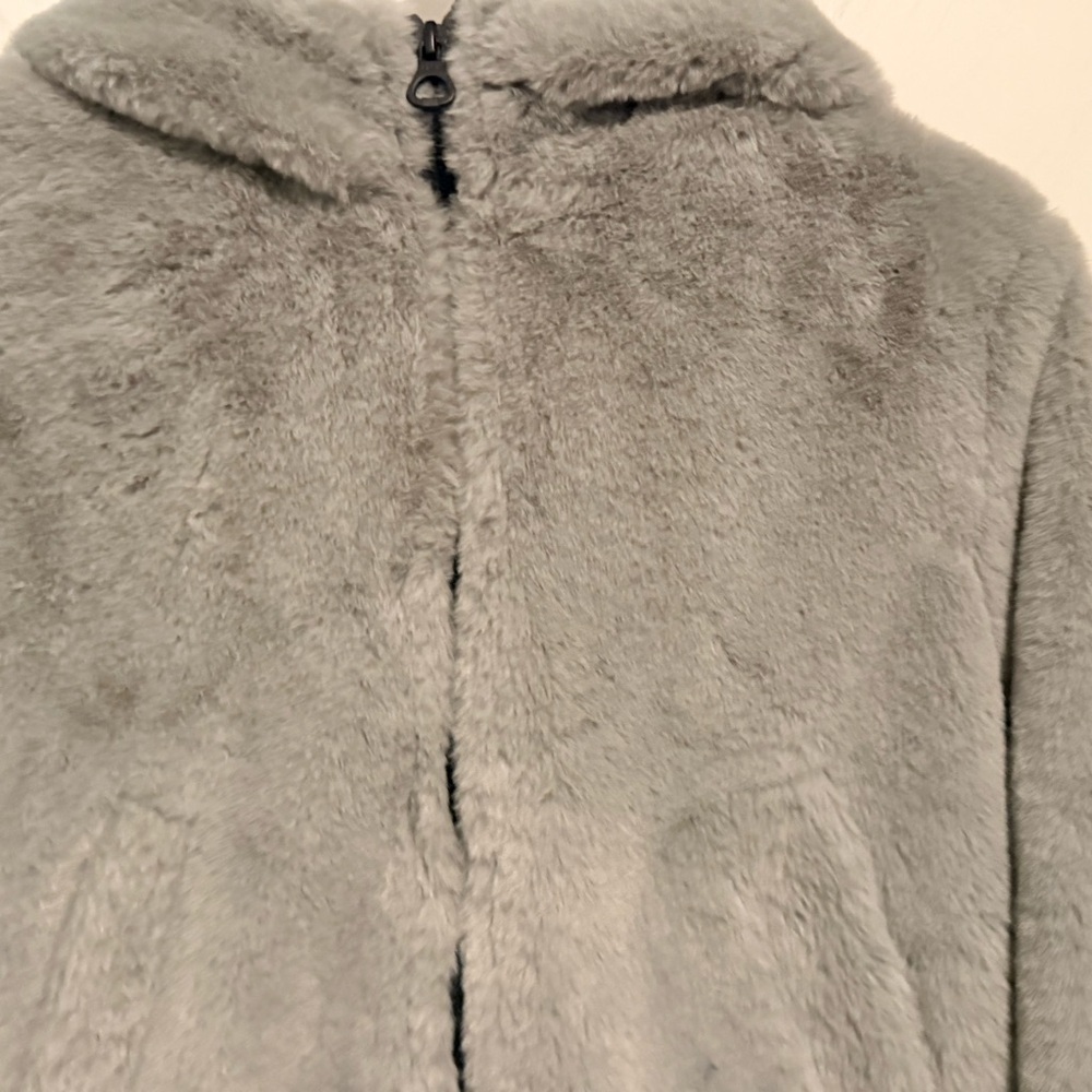 Zara faux fur hooded jacket featuring a ribbed hem and a front zipper - Picture 3 of 5